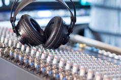 专业录音工作室: 混频器上的耳机, 收音机