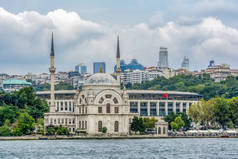 dolmabahce 清真寺 (阿卡·贝兹米阿莱姆·瓦利德·苏丹清真寺) 和现代摩天大楼, 土耳其伊斯坦布尔.