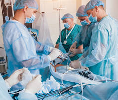 使用腹腔镜设备进行妇科手术的过程。在手术室的外科医生小组与手术设备。背景