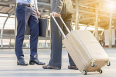 商务旅行者与行李在城市背景