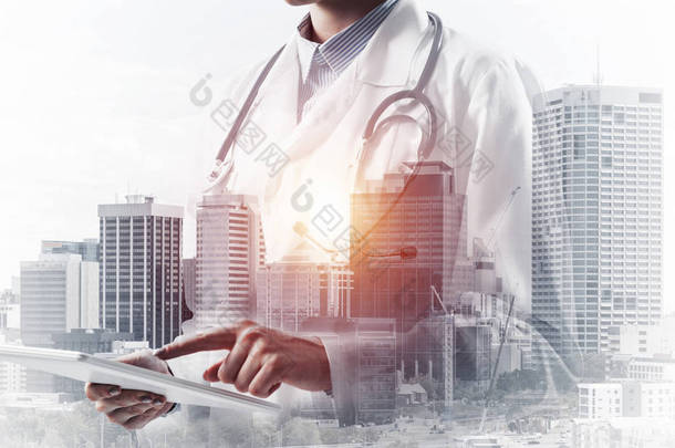 在背景、现代医学<strong>产业</strong>概念图上, 用手指和城市景观双曝光自信女医生的白色医疗制服触摸平板电脑