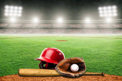 户外运动场的棒球棒、头盔、手套和球
