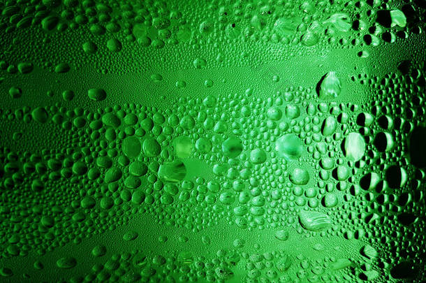 背景: 绿色玻璃瓶上起泡水苏打的气泡, 渐变光