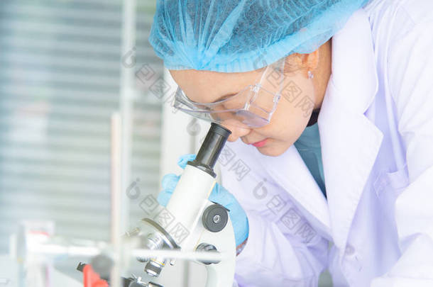 亚洲女科学家、研究员、技术员或学生<strong>使用显微镜</strong>进行研究或实验,<strong>显微镜</strong>是医学、化学或生物实验室的科学设备