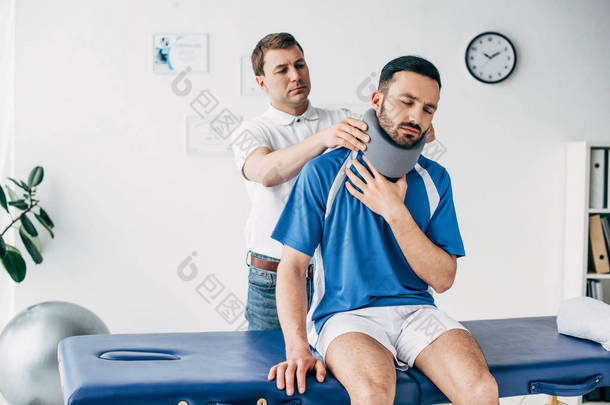 脊医检查足球运动员在颈部支架在医院