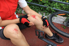自行车受伤，女自行车手在骑自行车时摔倒，双膝受伤