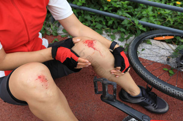 自行车<strong>受伤</strong>，女自行车手在骑自行车时摔倒，双膝<strong>受伤</strong>