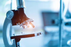 医学实验室显微镜在化学生物学实验室试验中。Sci