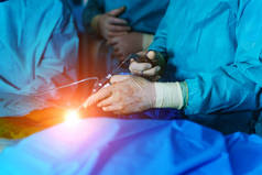 脊柱手术一组外科医生在手术室与手术设备。拉米内切手术现代医学背景
