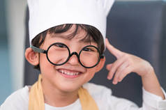 肖像 可爱的 小 亚洲 幸福 男孩 有兴趣 烹饪 w