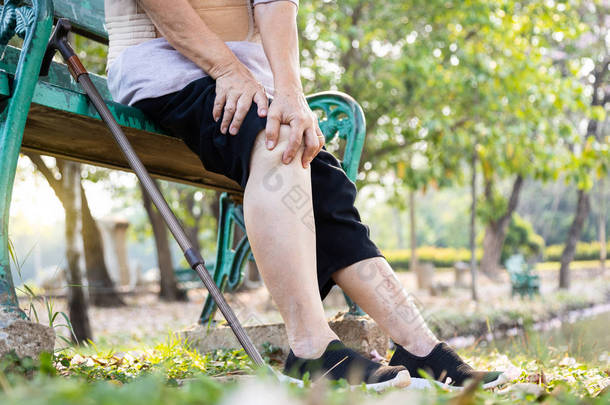 老年妇女腿闭锁有膝痛、膝部肿胀、坐姿用手按摩膝部，老年人有痛风、关节炎、骨关节炎、风湿病、老年病等症状