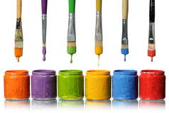 油漆刷把各种颜色的油漆滴入容器