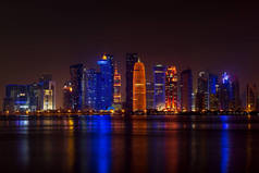 在黑暗的天空中，卡塔尔，中东，多哈的夜空闪烁着光芒
