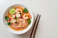 配辣汤和白碗虾仁的面条（Tom Yum Kung）-亚洲风味