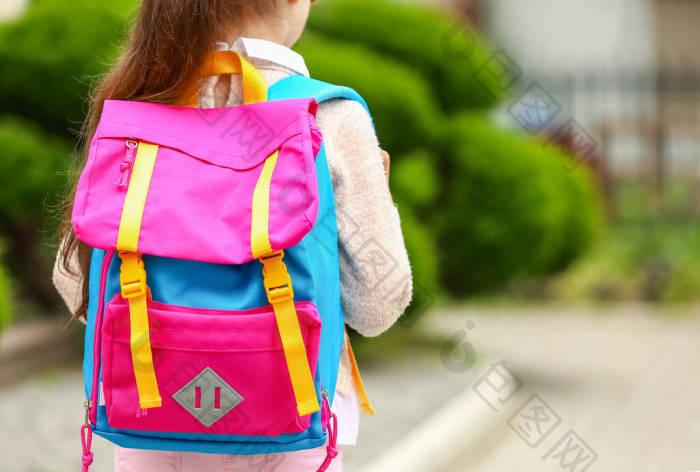 外面背着背包的小女生背书包图片-包图网企业站