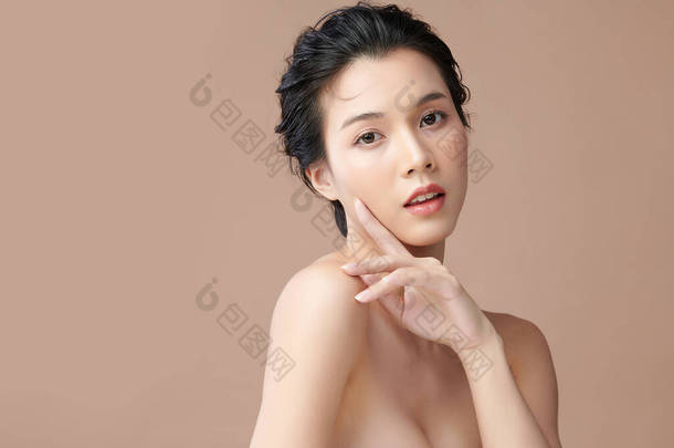 美丽的年轻亚洲女人，有着米色背景、面部护理、面部治疗、美容、美容美发、水疗、亚洲女性肖像等洁白新鲜的肌肤.