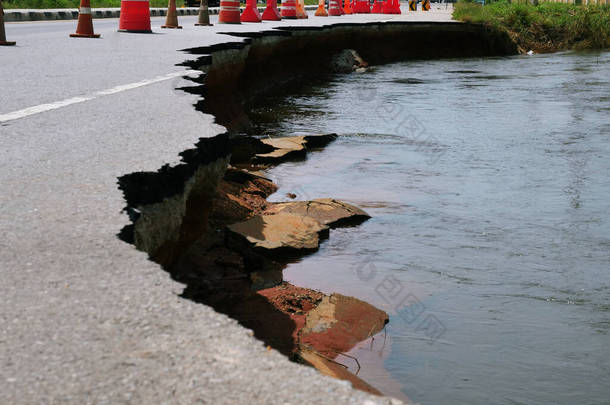 自然灾害破坏了<strong>路面</strong>，破坏了<strong>路面</strong>。造成交通挤塞