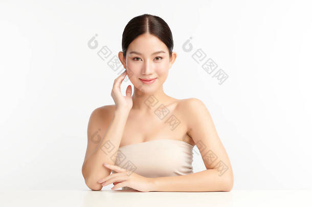 年轻美丽的亚洲女人，有着洁白的背景、脸蛋护理、面部护理、<strong>美容美发</strong>、<strong>美容美发</strong>、水疗、亚洲女性肖像.