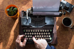 男作家用老式打字机写他的书。一台古老的打字机.