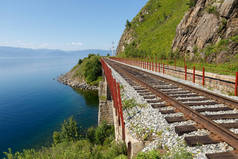 贝加尔湖铁路公司贝加尔湖岸边的漂流者铁路桥梁.