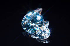 切割和抛光的钻石有选择地集中在黑色光滑的桌子上。奢侈的宝石收藏。晶莹晶莹的宝石钻石，圆圆的，大小不同。展示和检查.