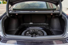 现代汽车的后备箱里有备用的轮子.杰克提升机和汽车后备箱.