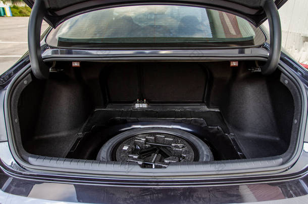 <strong>现代汽车</strong>的后备箱里有备用的轮子.杰克提升机和汽车后备箱.
