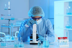科学家在实验室用显微镜工作.医疗研究