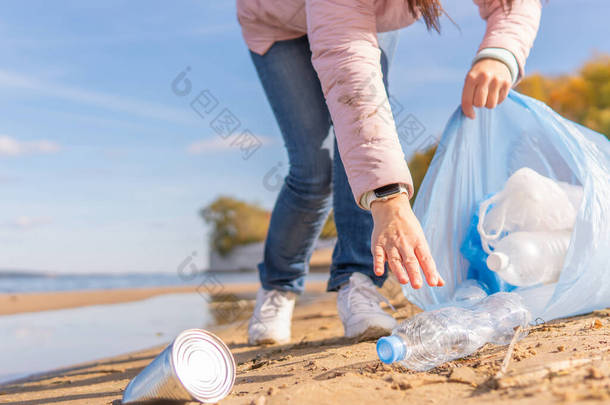 一名女性<strong>志愿者</strong>在大自然中清扫塑料垃圾.