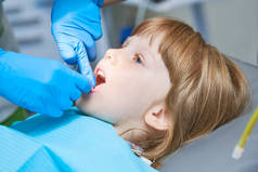 儿童牙科。Liitle女孩牙医检查，清洁和治疗牙齿.