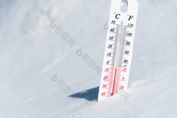 寒暑表在冬天的雪地上显示出温度为负.冬季气候恶劣，空气和环境温度低，气候条件恶劣。冬季冰冻