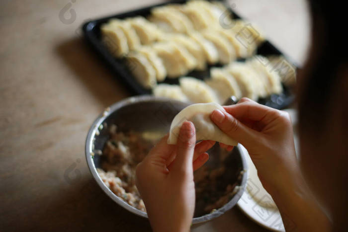 制作饺子的特写过程图片-包图网企业站