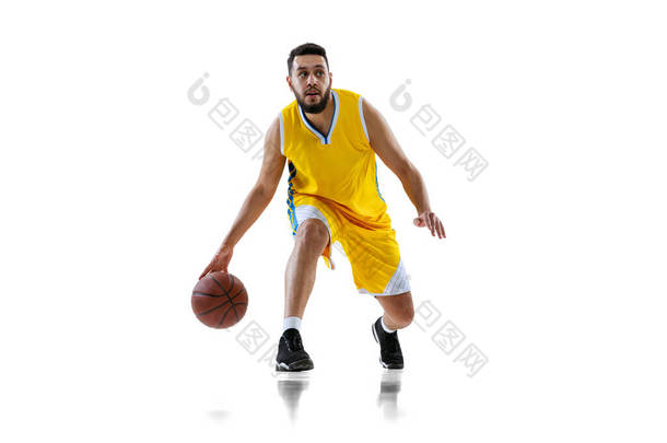 全长肖像专业篮球运动员的训练孤立在白色工作室背景.运动、运动、运动、运动概念.