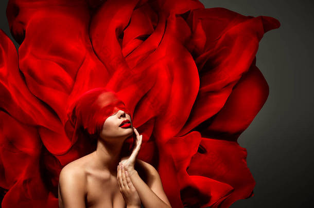 红唇模特美配上艺术飘逸的雪纺面料,如玫瑰花.神秘的幻想蒙上双眼的女性艺术肖像盖过灰色工作室背景