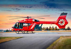 红色直升机。关于空中医疗服务、空中运输、空中救护、快速城市运输或直升机旅游等主题的伟大照片.