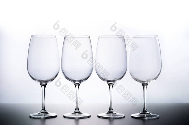 白色底色的空红葡萄酒杯