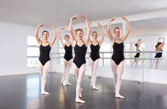 芭蕾舞团的梦芭蕾舞班的年轻女孩.