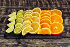 橘子、柠檬和酸橙切成片.柑橘类蔬菜放在一张旧的木制桌子上.为果汁和鸡尾酒准备蔬菜.