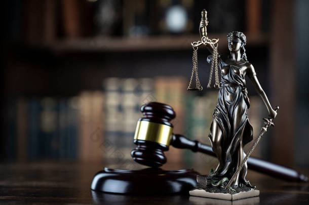 律师事务所法律符号组成：法官槌、主题雕塑和法律书籍.