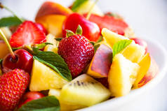 白盘上的新鲜水果和浆果
