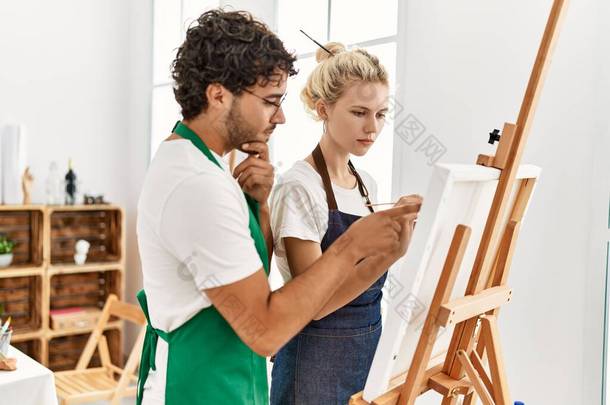 在艺术工作室为女学生<strong>授课</strong>的绘画教师.