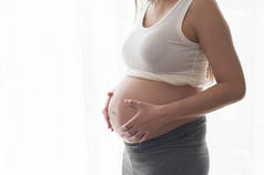 家中年轻漂亮的孕妇、产妇和孕期护理概念