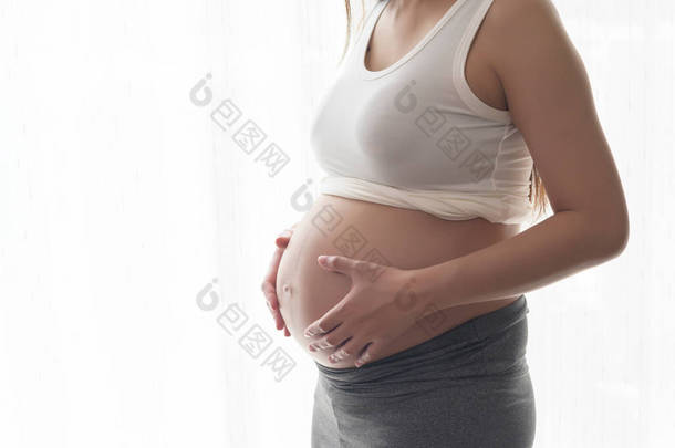 家中年轻漂亮的孕妇、产妇和孕期护理概念