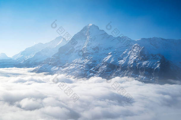 山谷中的山峰和<strong>云</strong>彩.自然景观。群山<strong>穿云</strong>而过.夏天的风景.