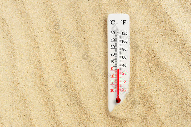 炎热的夏天沙中的<strong>温</strong>度和华氏<strong>温</strong>标<strong>温</strong>度计。环境<strong>温</strong>度加2度