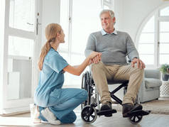 我相信你会好起来的一个照顾坐在轮椅上的老人的年轻护士中弹.
