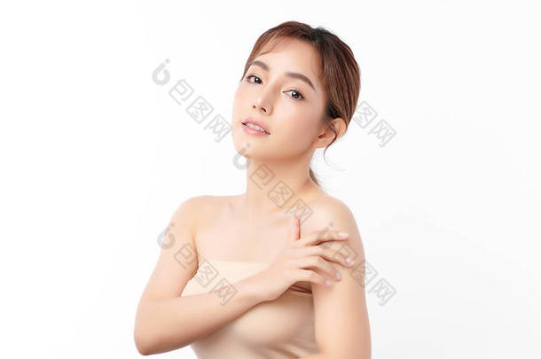 年轻美丽的亚洲女人，有着洁白的背景、<strong>脸蛋</strong>护理、面部护理、美容美发、美容美发、水疗、亚洲女性肖像.