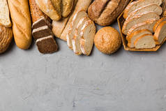 自制的天然面包。不同种类的新鲜面包为背景，顶部视图与复制空间.