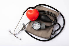 白色时隔离的黑色血压计和心脏。医疗设备血压监测器。医疗保健。文字的位置。医学概念。心脏科的概念.
