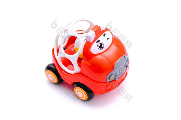 色彩艳丽的小红塑料车玩具，带有聚醚，专为新生儿设计，以白色为背景造型、复制空间、儿童玩具、男孩、女孩、儿童发育、游戏、童年时代玩乐.